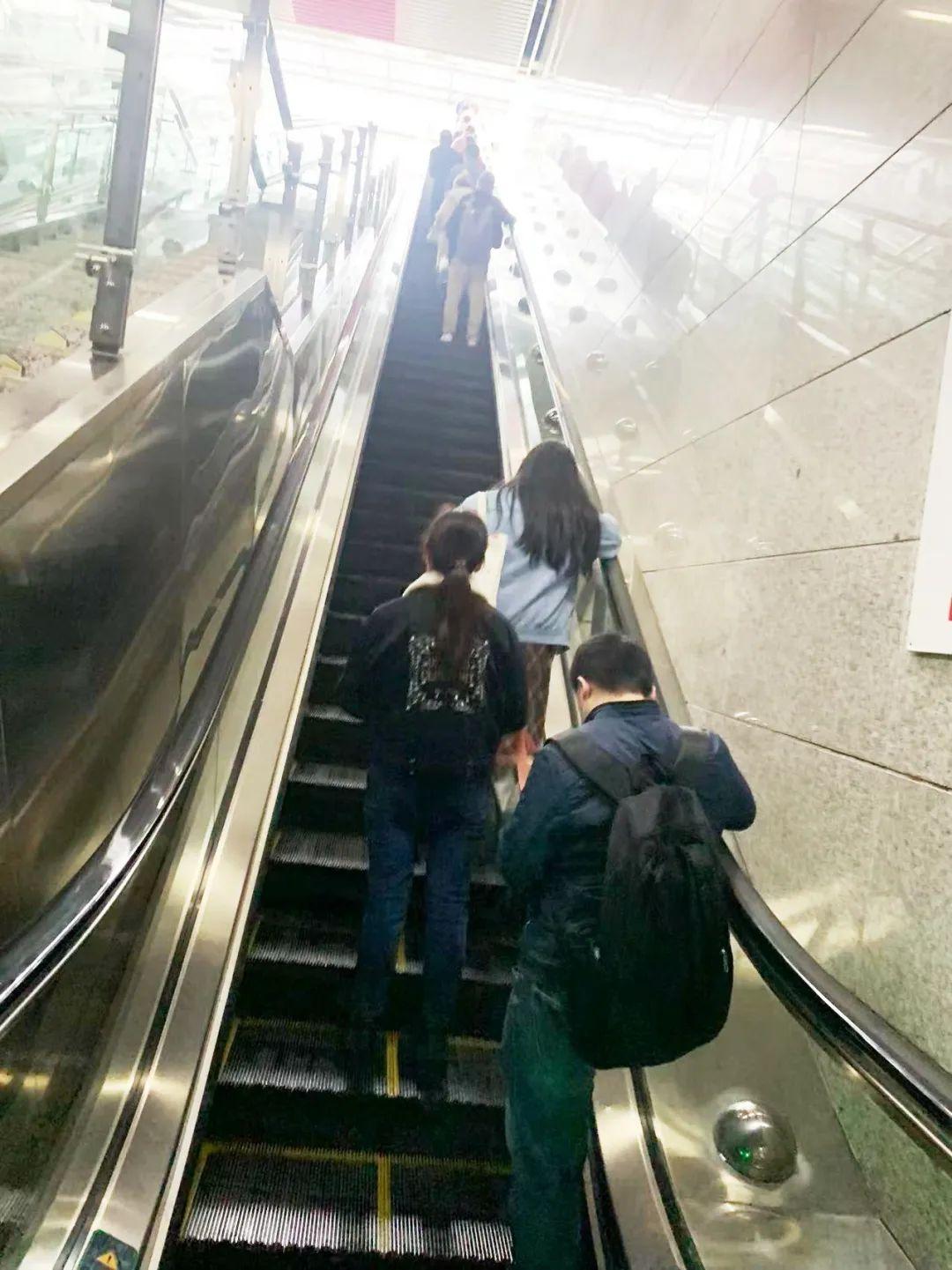 如何在实况足球手游中有效进行三换一操作